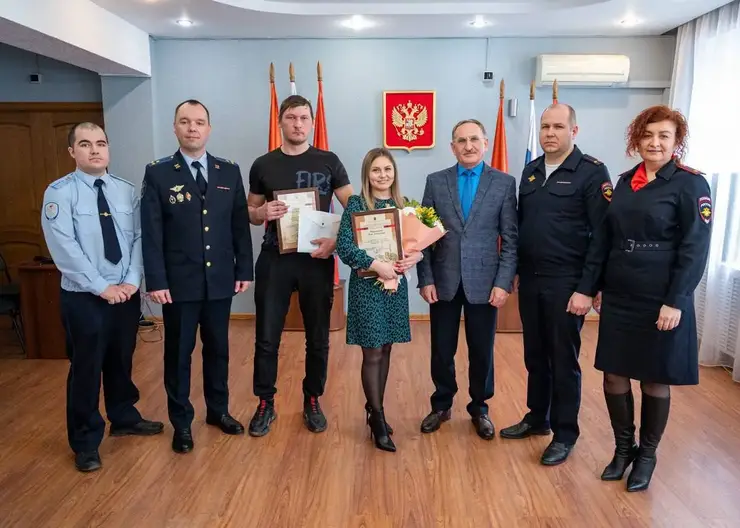 Троих жителей Красноярска наградили за помощь в задержании закладчиков