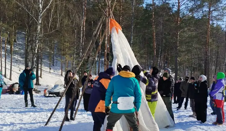 В лесу под Красноярском для молодежи устроили уроки выживания