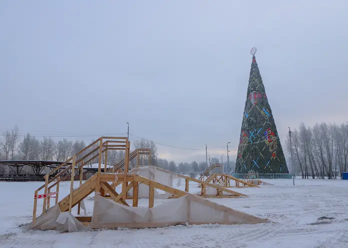 В Красноярске разбирают ледовый городок в Татышев-парке