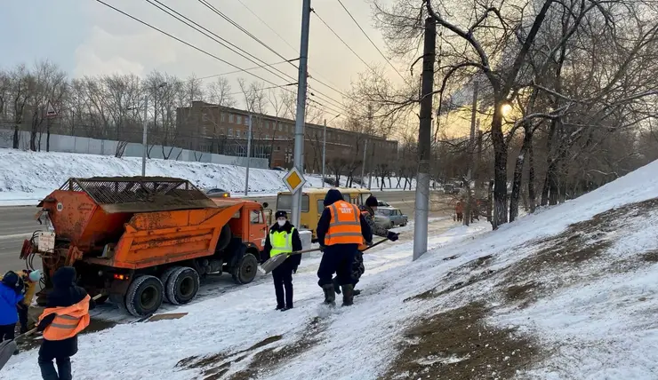 В Красноярске на Матросова засыпали песком стихийную горку около дороги