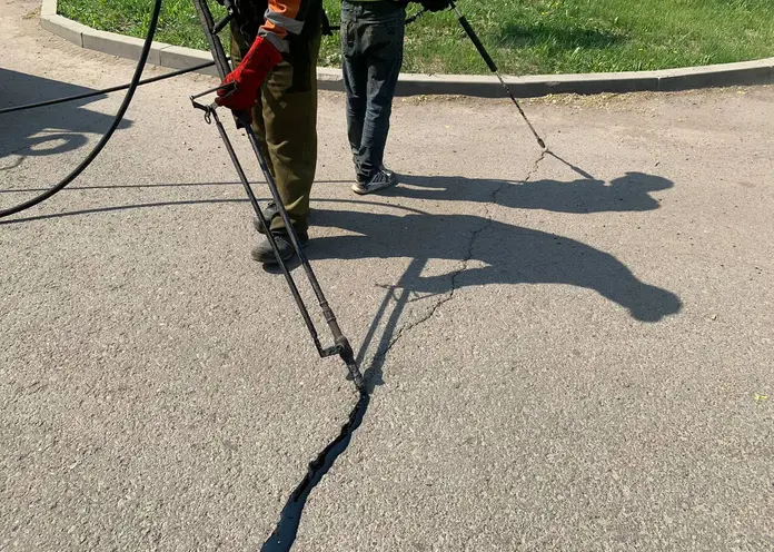 В Красноярске на улице Судостроительной ликвидировали трещины на асфальте