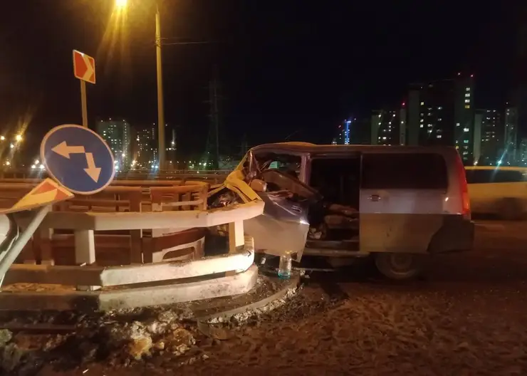 В Красноярске водитель с ребенком в салоне врезался в отбойник и упал с Николаевского моста