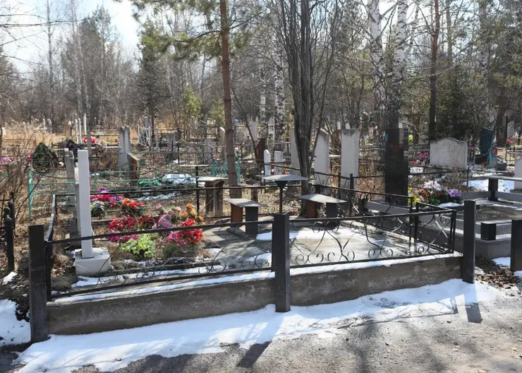В родительский день по двум красноярским кладбищам будут ходить автобусы