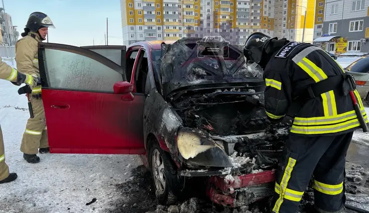 В Красноярске в микрорайоне Солнечный сгорела машина «Хонда»