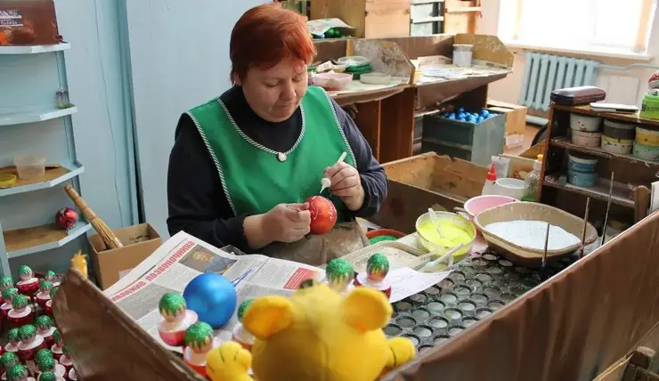 В Красноярске сделают ​​​​ёлочную игрушку, посвященную педагогу-наставнику