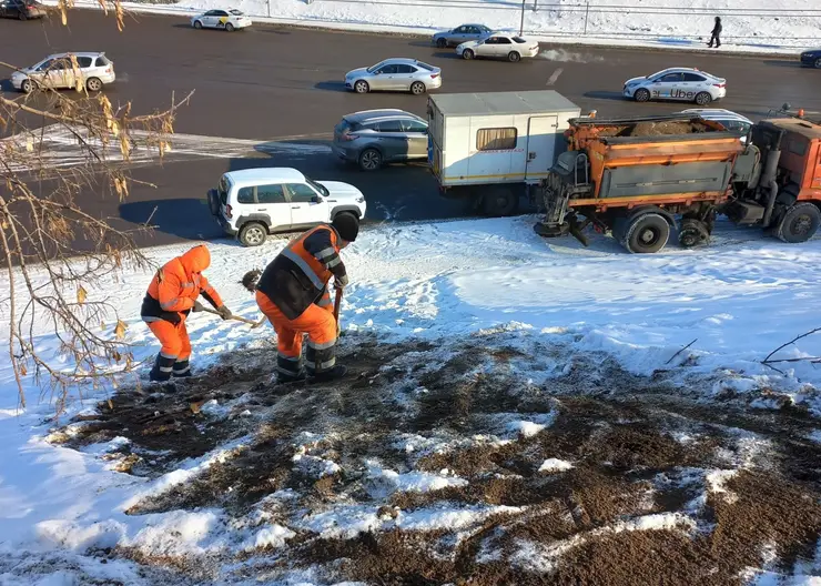 В Красноярске засыпали опасную горку на улице Матросова