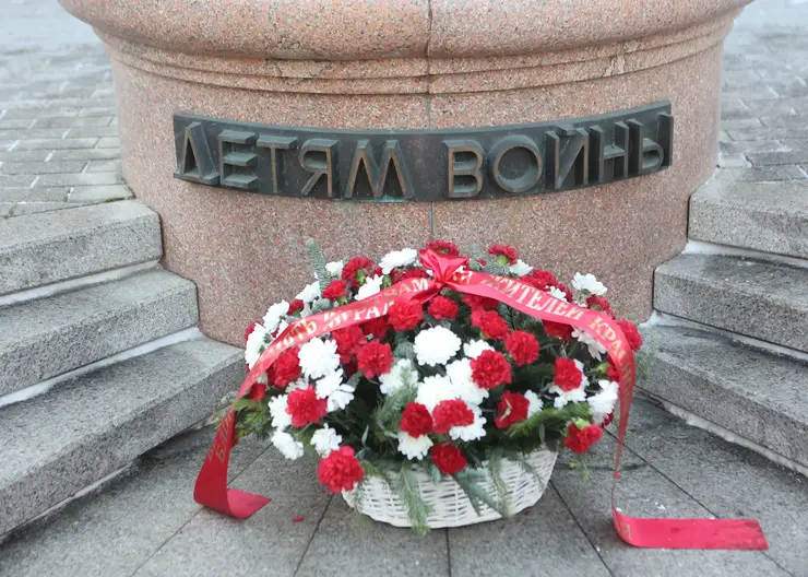 В Красноярске возложили цветы к памятнику «Детям блокадного Ленинграда»
