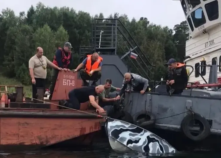 В Красноярском крае на Енисее перевернулась лодка с тремя мужчинами