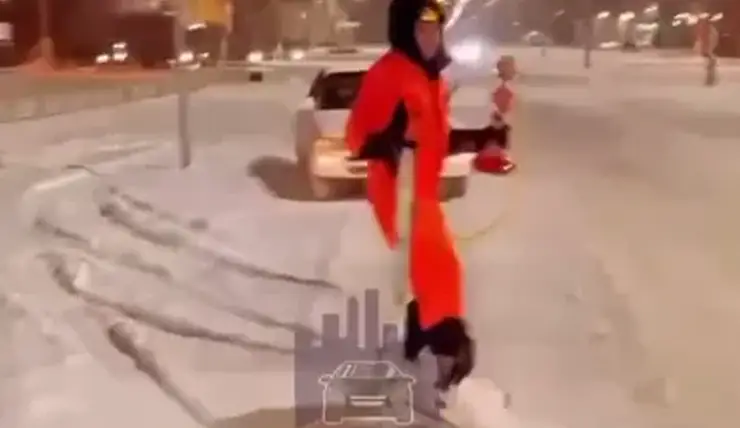 В Ачинске задержали сноубордиста после опасной поездки по дорогам города