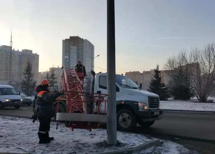 Красноярцам рассказали, зачем горят фонари днём