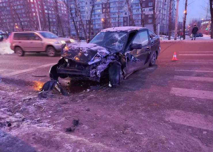 В Красноярске в аварии с грузовиком пострадали три пешехода