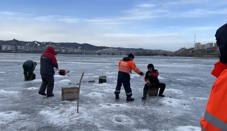 В Красноярске любителям зимней рыбалки напомнили об опасности выхода на лед