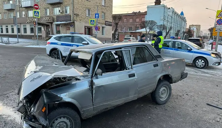 В центре Красноярска 17-летний водитель устроил аварию с автобусом