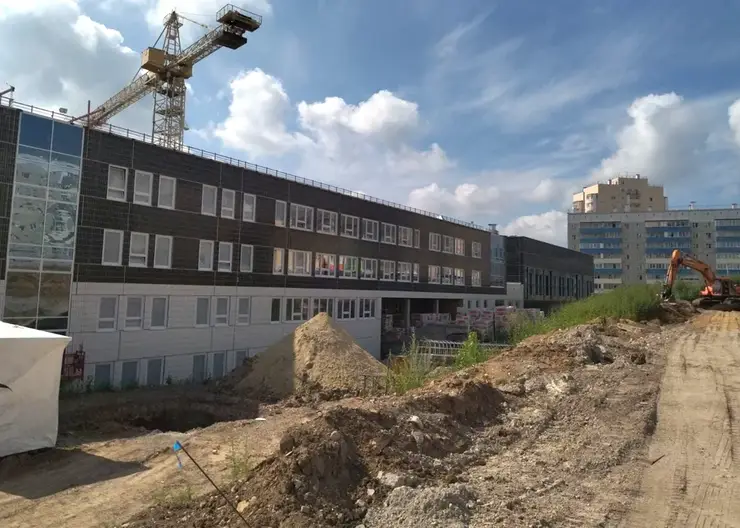 В красноярском Солнечном в строящейся школе уже вставляют окна