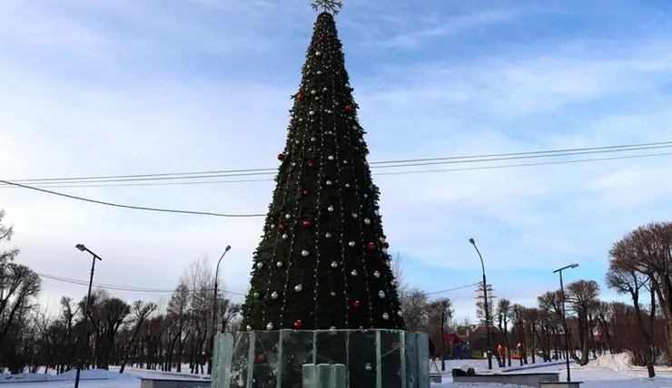 В Красноярске убрали ледовый городок в сквере Чернышевского