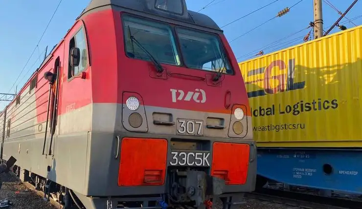 В Красноярском крае у грузового поезда во время движения расцепились вагоны