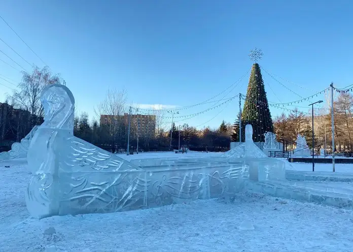 В ледовом городке Октябрьского района появились Щелкунчик и персонажи «Лебединого озера»