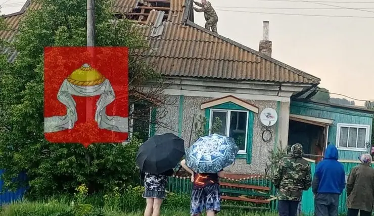 В Назаровском районе молния пробила крышу частного дома