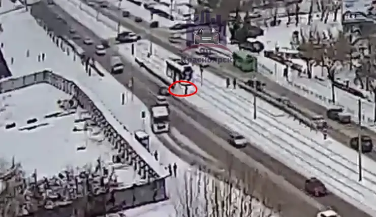 В Красноярске на пешеходном переходе сбили 18-летнего пешехода