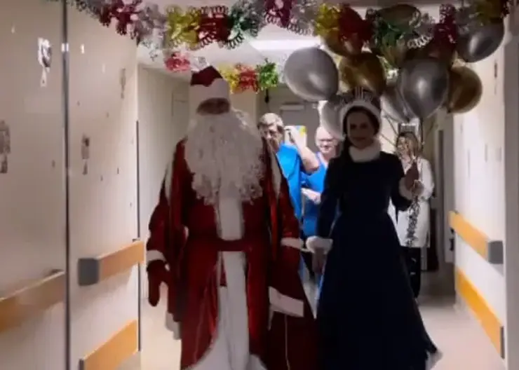 В Красноярске главврач краевой больницы в костюме Деда Мороза поздравил юных пациентов ожогового центра