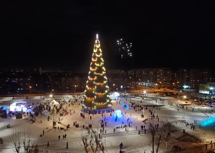 Во всех районах Красноярска открыли елки с ледовыми городками