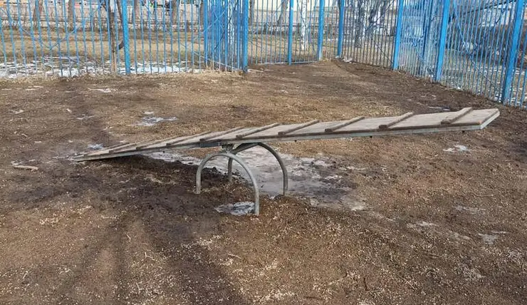 В Красноярске на площадке для выгула собак в сквере Серебряном починили барьеры