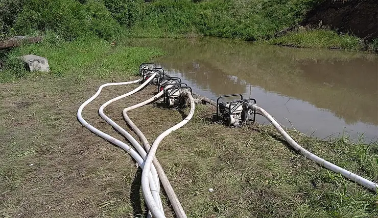Возле деревни Бадалык восстанавливают водопроводную трубу