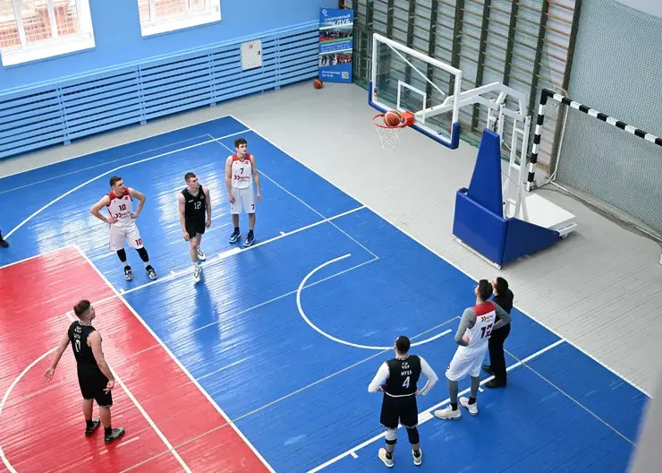 В Красноярске проходит турнир по баскетболу памяти Владимира Долгих
