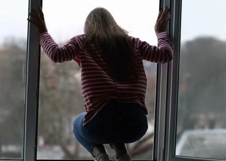 В Красноярске спасатели сняли с балкона на девятом этаже 50-летнюю женщину