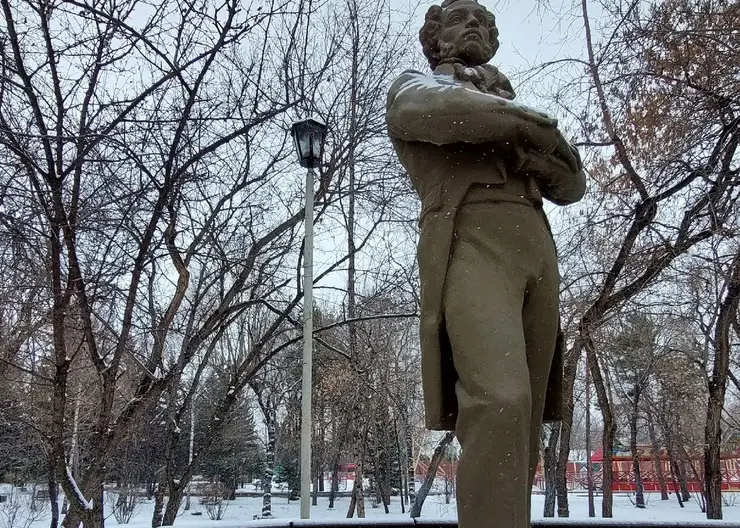 Памятник Александру Пушкину из Центрального парка в Красноярске отправили на реставрацию