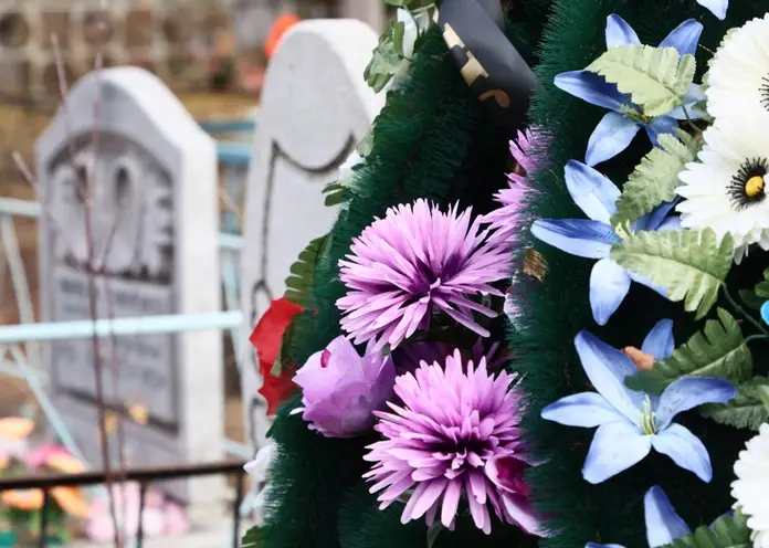 На красноярских кладбищах наводят порядок в преддверии Родительского дня