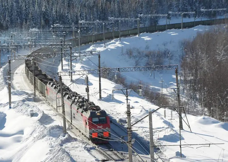 В Красноярском крае 36-летний пьяный мужчина чудом выжил под поездом