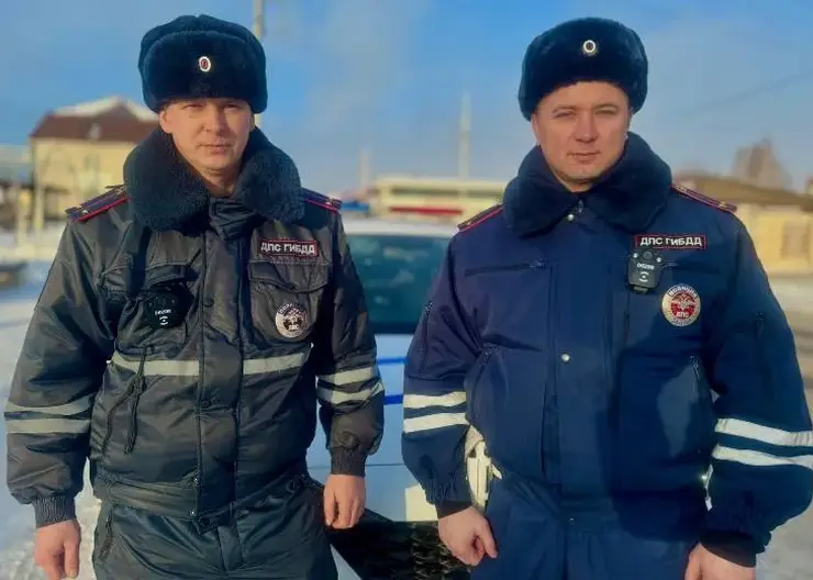 В Красноярском крае сотрудники ГИБДД помогли замерзающей на трассе семье