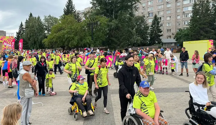 В Красноярске прошел инклюзивный велоколясочный заезд