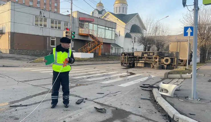 В центре Красноярска перевернулся грузовик