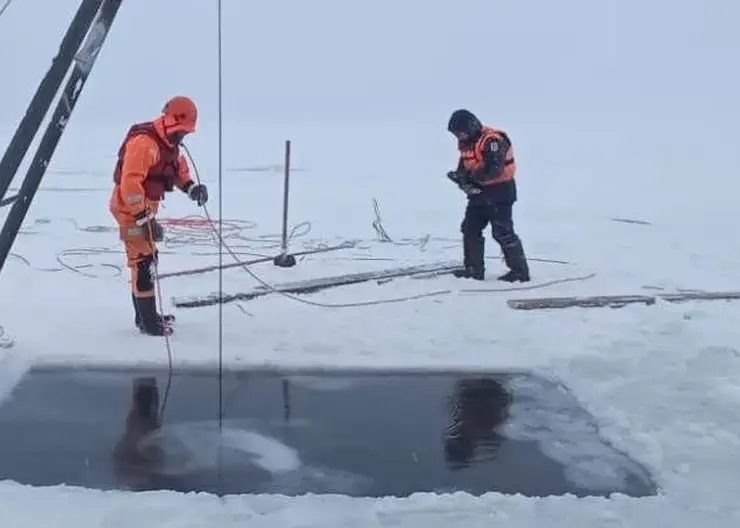 В Красноярском крае под лед в автомобиле провалился 43-летний мужчина