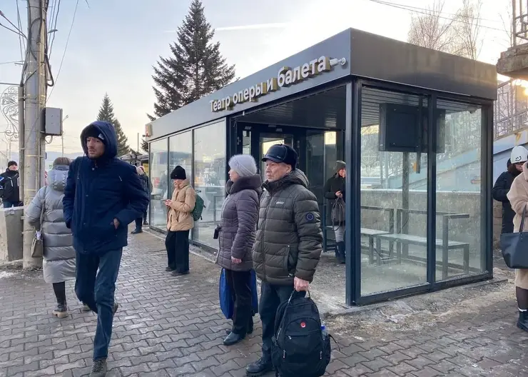 В Красноярске завершают монтаж теплых остановок
