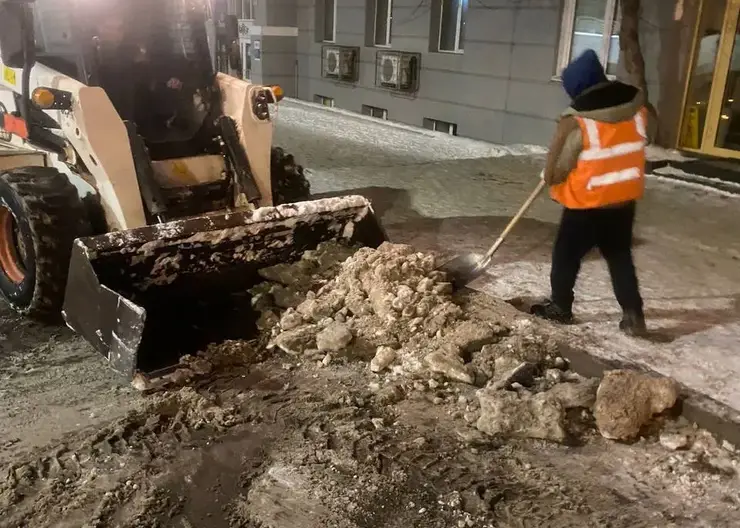 Ночью 10 января более 160 спецмашин убирали улицы Красноярска от снега