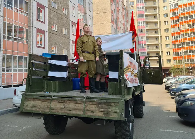 Жителей Центрального района с Днём Победы поздравляют во дворах