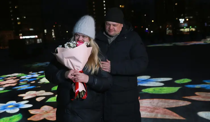 Красноярец сделал предложение девушке во время светомузыкального шоу в сквере Казачьем
