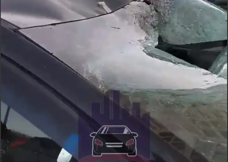 В Красноярске на 9 Мая упавший пакет с водой разбил два припаркованных автомобиля