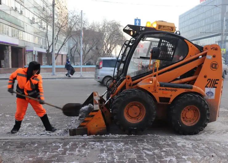 Жители Красноярска жалуются на скользкие тротуары