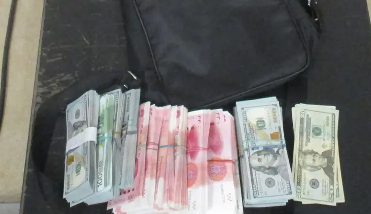 В аэропорту Красноярск задержали контрабандиста с 65 тысячами долларов