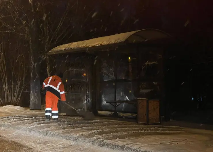 В ночную смену от снега и льда Красноярск отчищали 150 единиц техники