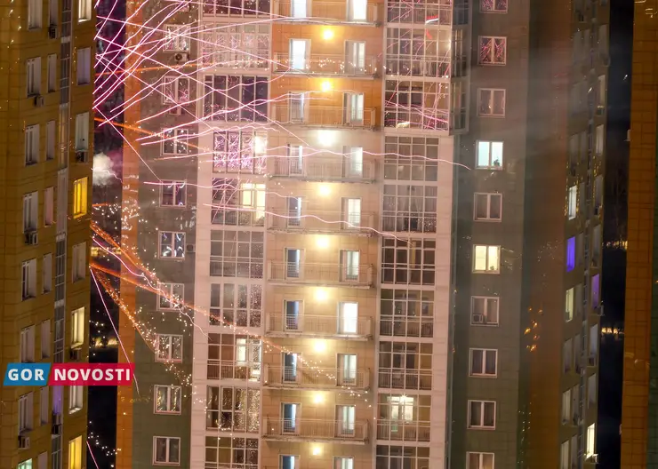 В Красноярске ночью на улице Свердловской загорелся балкон