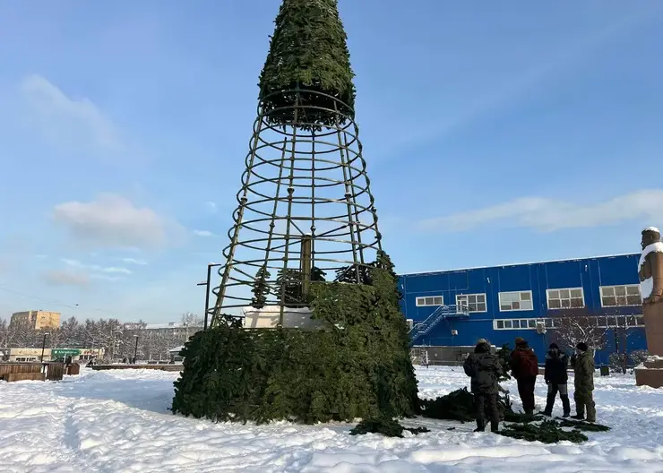 В Красноярске на площади Свердлова устанавливают новогоднюю ёлку