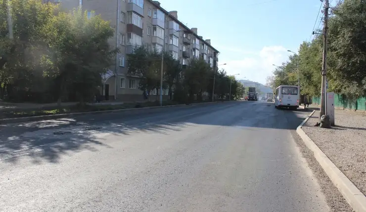 В Красноярске на улице 60 лет Октября уложили финишный слой асфальта