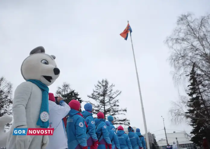 На площади перед зданием мэрии в честь Универсиады подняли флаг Красноярска