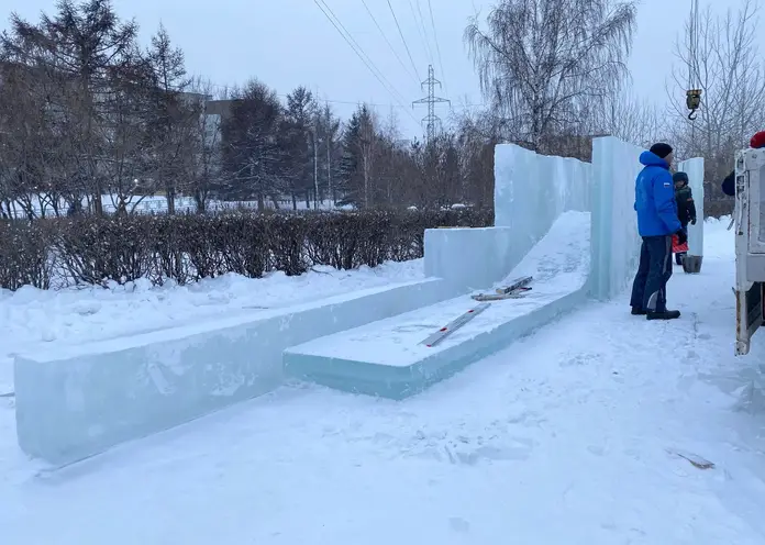 В Октябрьском районе Красноярска начали монтировать ледовый городок