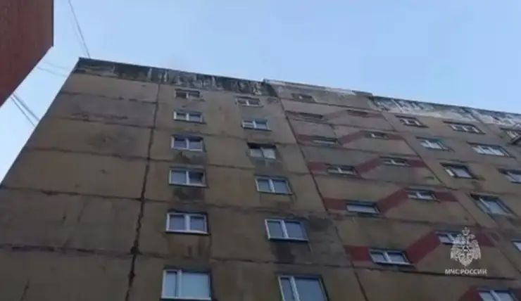 Житель Красноярского края решил помыть окна в -40 и напугал соседей паром